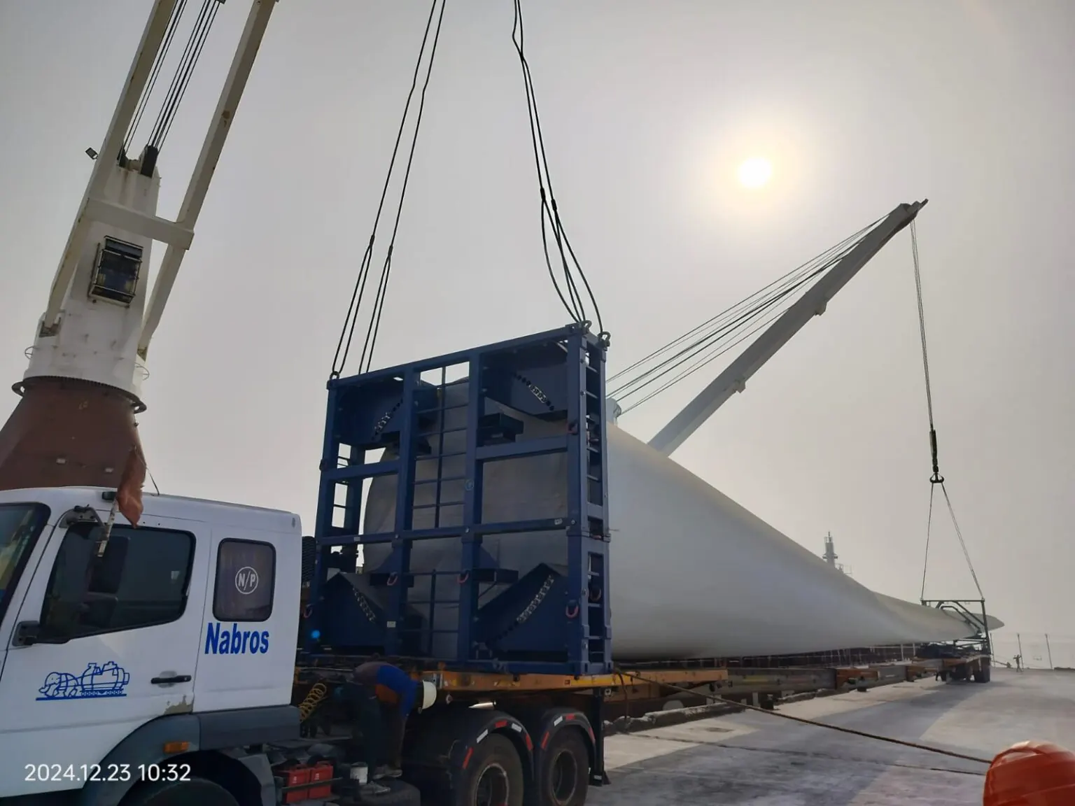 Cargo vessel handling operation